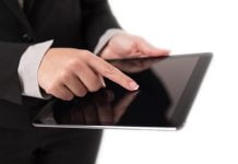 Senior a korzystanie z pomocy prawnej – kiedy warto iść do prawnika, a kiedy do rzecznika?