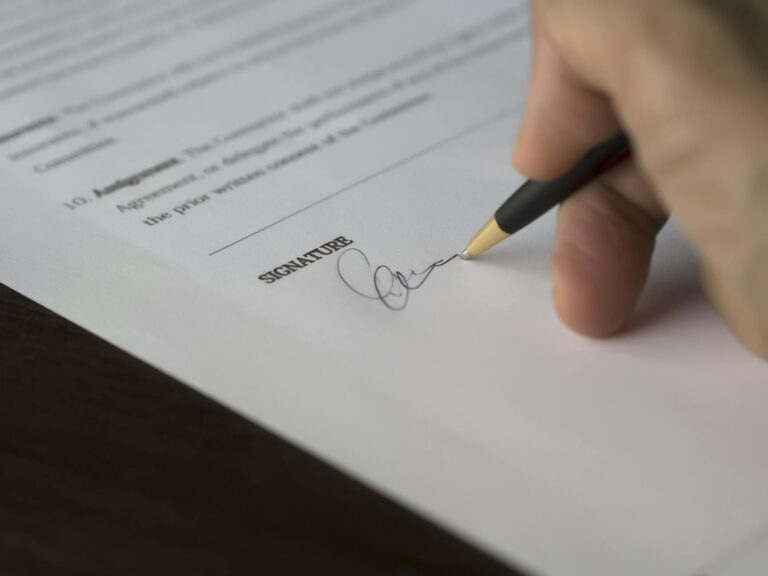 Klauzule niedozwolone w umowach konsumenckich – jak unieważnić niekorzystną umowę?