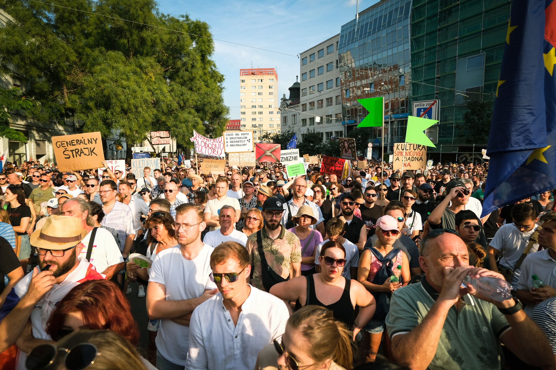 Demonstracja w Bratysławie z udziałem różnorodnej tłumu mieszkańców UE
