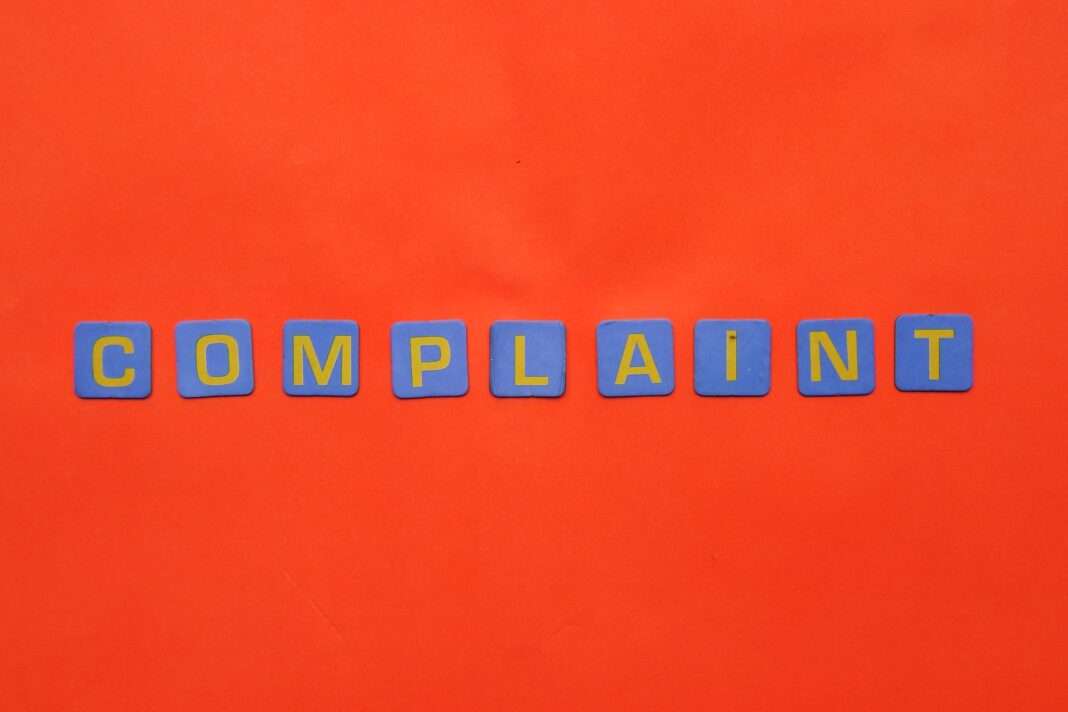 Niebieskie kafelki z napisem complaint na czerwonym tle