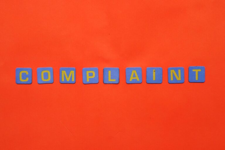 Niebieskie kafelki z napisem complaint na czerwonym tle
