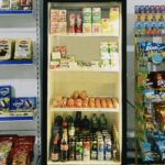 Półka w kazachskim sklepie z zagranicznymi napojami i przekąskami