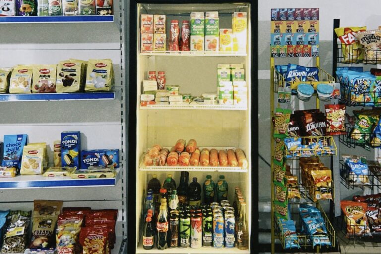 Półka w kazachskim sklepie z zagranicznymi napojami i przekąskami