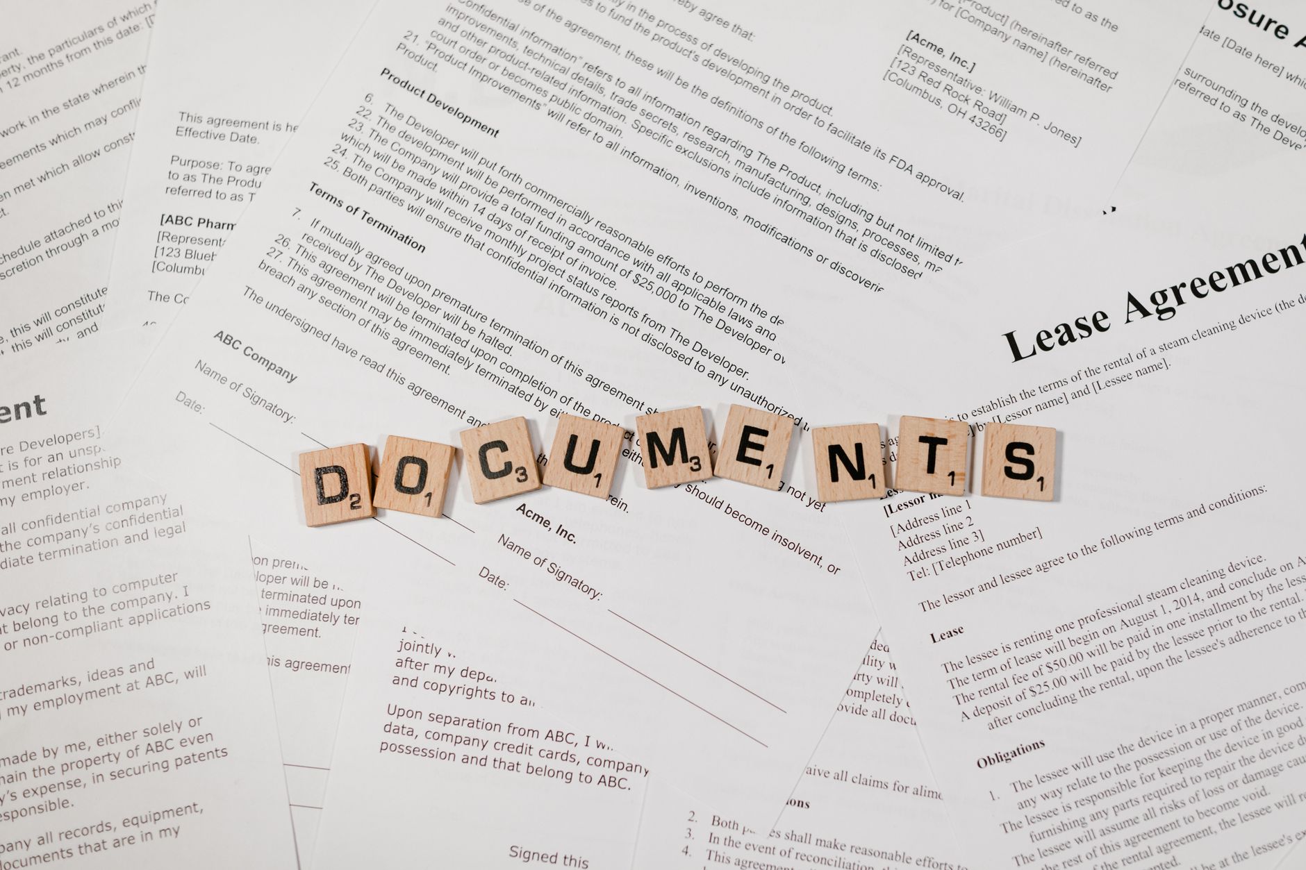 Kafelki z napisem DOCUMENTS na tle umów najmu komercyjnego