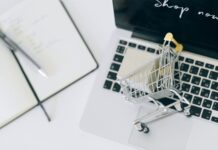 Prawo UE przy zakupach online za granicą jakie uprawnienia ma polski klient Miniaturowy koszyk zakupowy na klawiaturze laptopa przy zakupach online