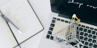 Prawo UE przy zakupach online za granicą jakie uprawnienia ma polski klient Miniaturowy koszyk zakupowy na klawiaturze laptopa przy zakupach online